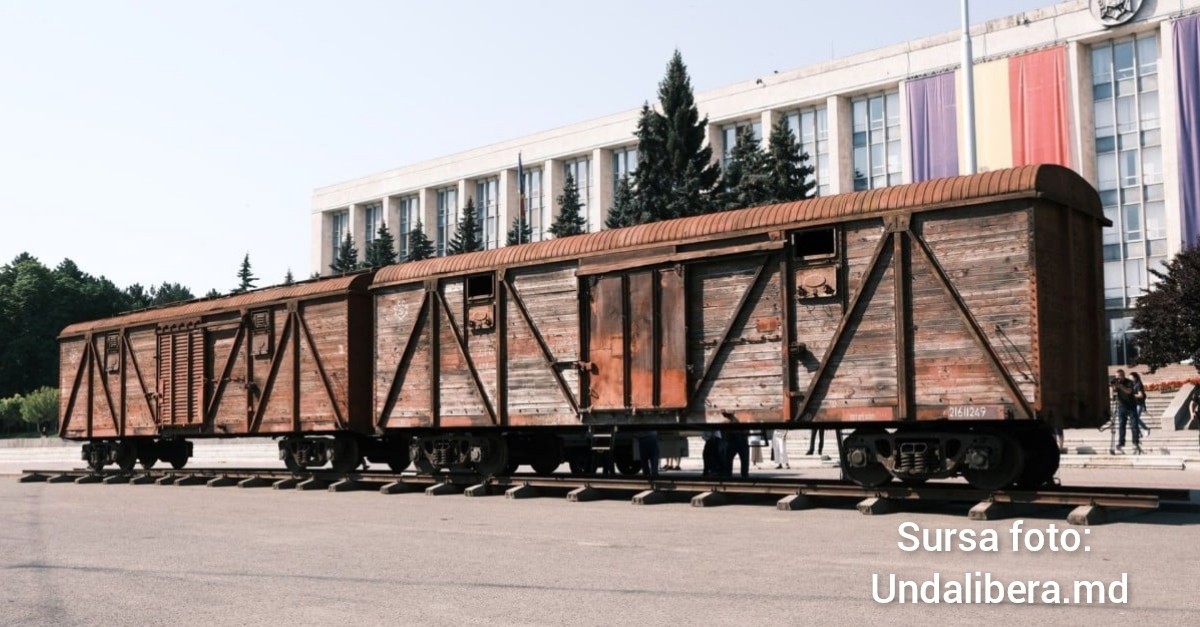 „Trenul Durerii”, expus pentru al doilea an la rând în Piața Marii Adunări Naționale din Chișinău. Românii-basarabeni își comemorează rudele, părinții și bunicii deportați în Siberia de către ocupanții ruso-sovietici